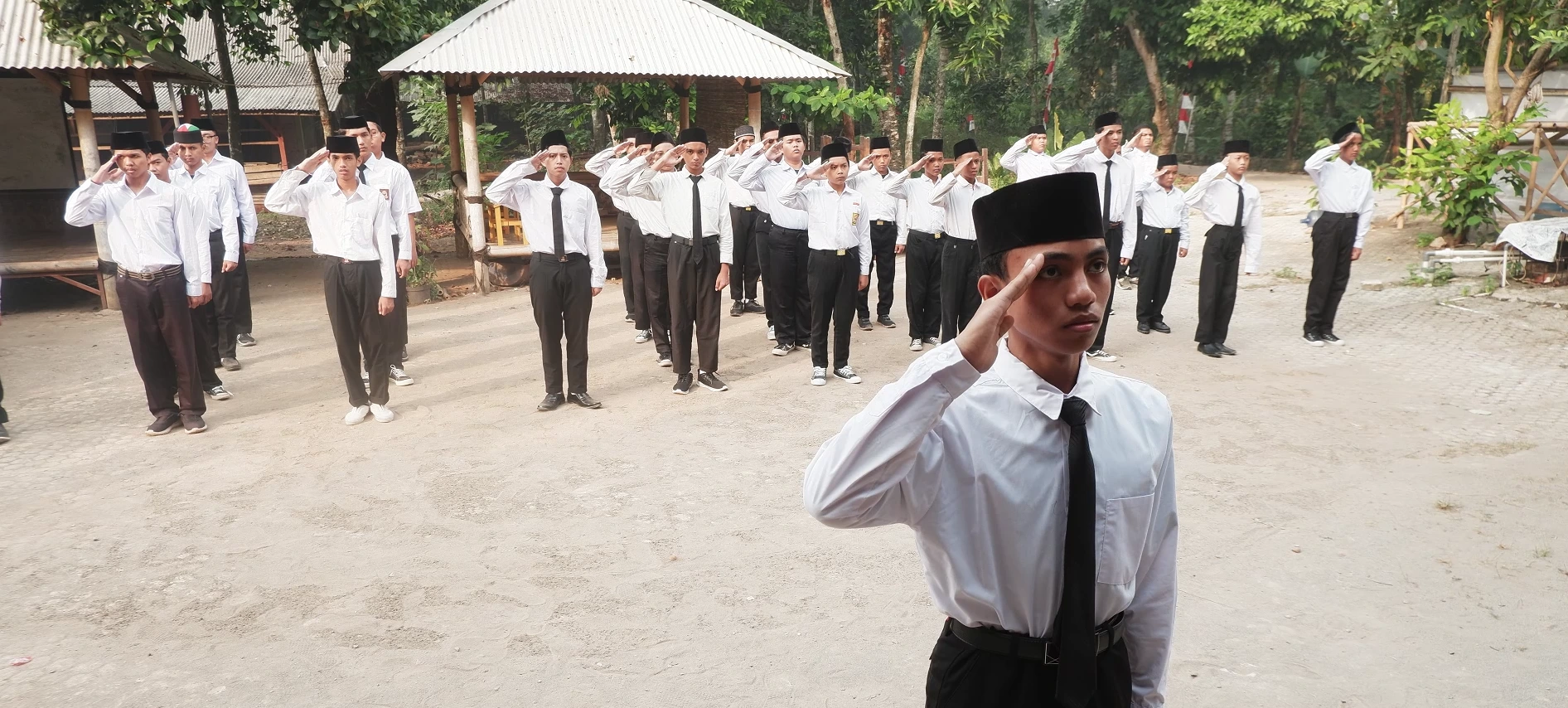 Siswa belajar di laboratorium komputer modern dengan peralatan teknologi