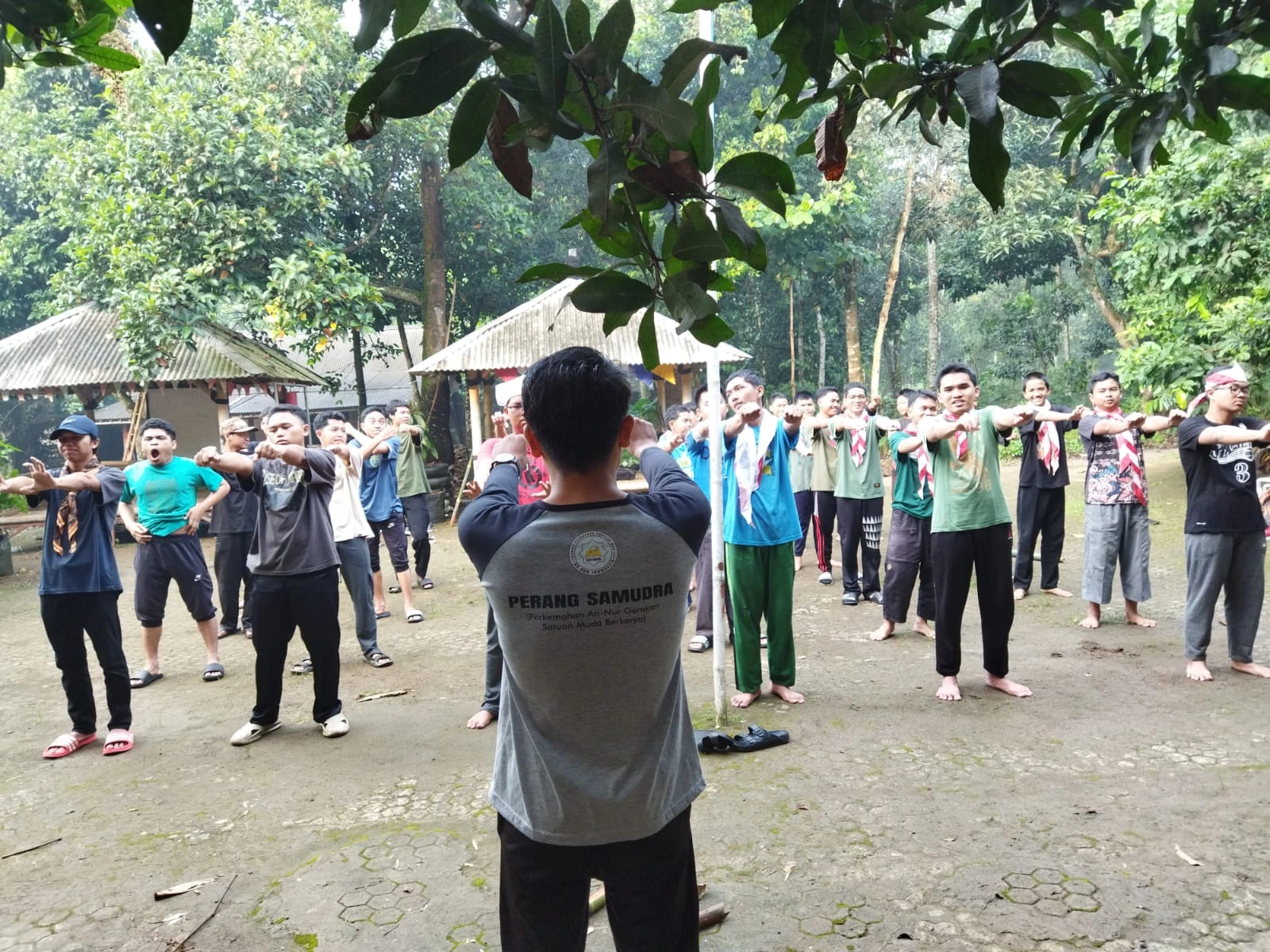 Siswa presentasi proyek teknologi di depan kelas