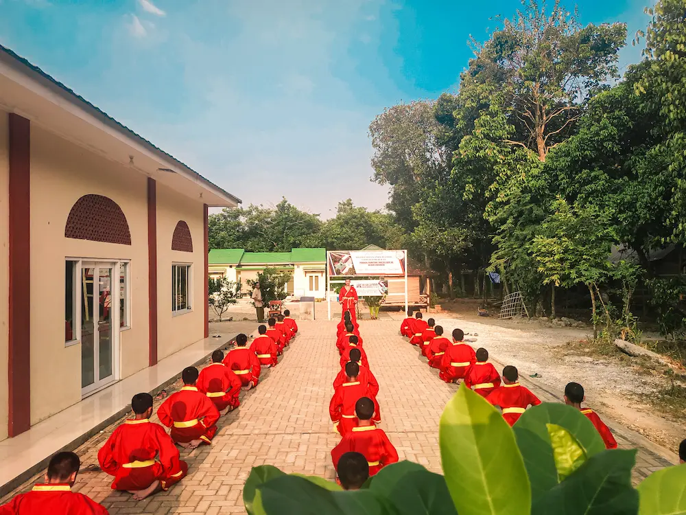 Kegiatan ekstrakurikuler siswa di lapangan sekolah