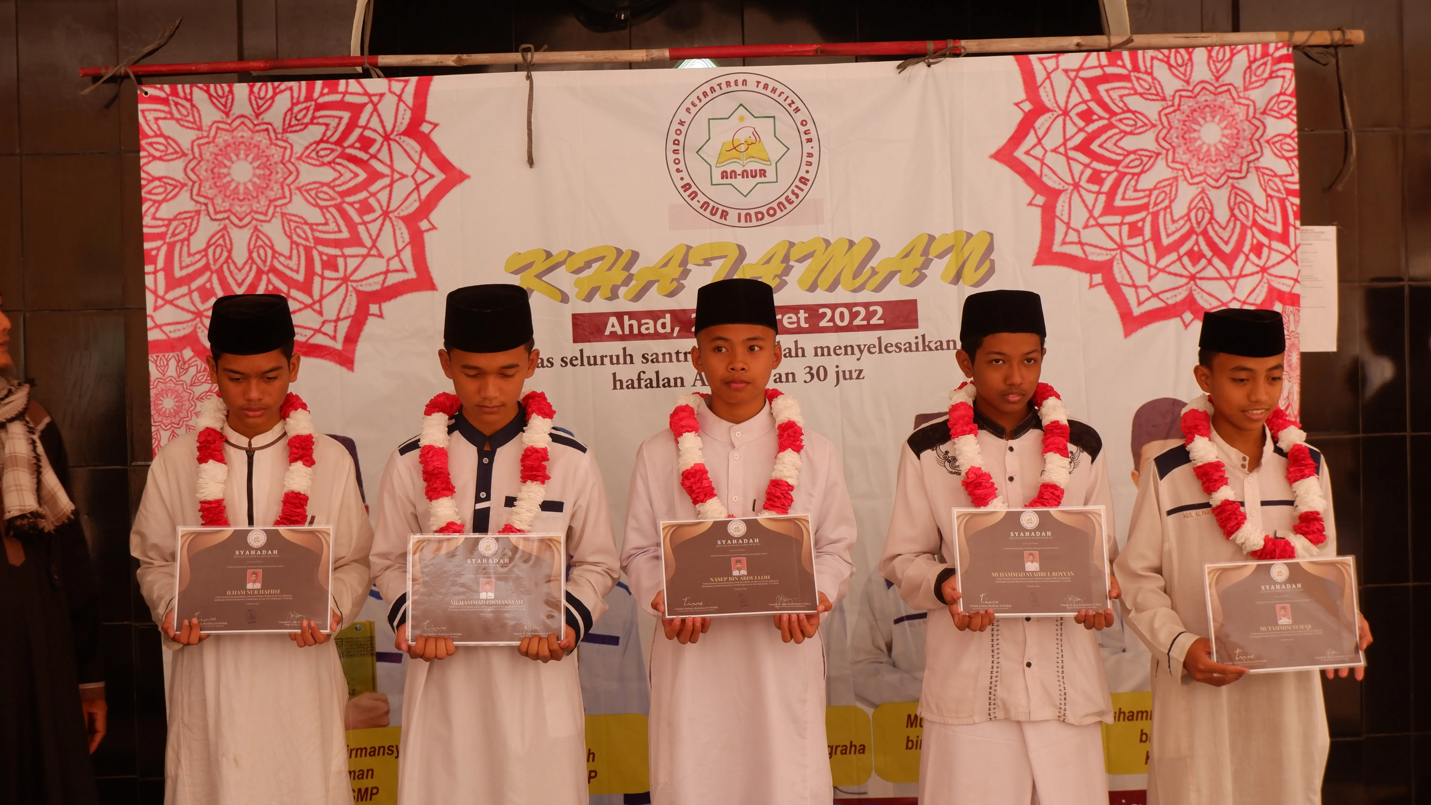 Santri menghafal Al-Quran sebagai bagian dari program Tahfizh Quran